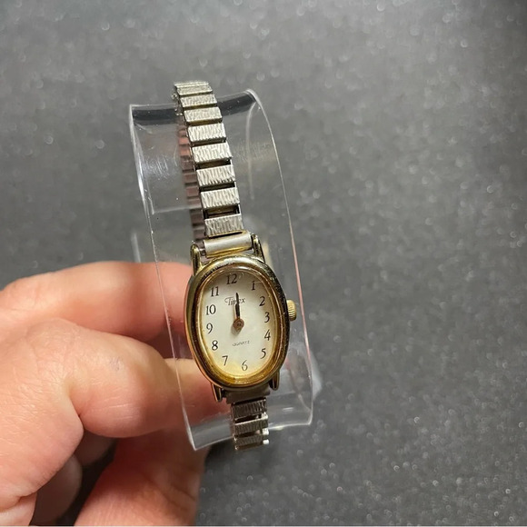Timex Ladies Quartz Watch T82 Gold Tone Stretch Bracelet Working New Battery - Picture 7 of 7